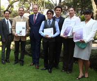 En la Embajada del Reino Unido en México se premió a los tres primeros lugares del Concurso Nacional de Cartel Científico Inspiring Minds, convocado por el British Council en colaboración con el Conacyt, en el marco de la Semana Nacional de la Ciencia y Tecnología 2015. El embajador del Reino Unido en México, Duncan Taylor, y el presidente de la AMC, Jaime Urrutia, acompañan a los ganadores.