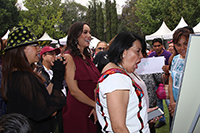 María del Rocío García Pérez, titular del SNDIF, sorprendida con la actividad “Rincón de las brujas”, taller de matemáticas del programa La Ciencia en tu Escuela de la AMC.