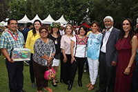 María del Rocío García Pérez, titular del SNDIF, y el presidente de la AMC, José Luis Morán, acompañados de algunos invitados especiales y talleristas participantes en el Complejo Cultural Los Pinos, durante la realización del Festival de los Derechos de la Niñez.