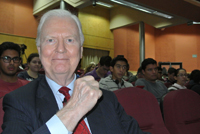 El economista James Mirrlees momentos antes de ofrecer la conferencia 'Las causas y la forma de tratar la desigualdad social y económica'.