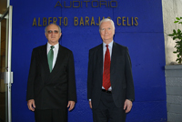 Los doctores José Antonio Seade Kuri, director del Instituto de Matemáticas de la UNAM, y James Mirrlees, Premio Nobel de Economía 1996, en la Facultad de Ciencias de la UNAM.