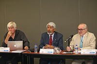 Reunión del Comité Ejecutivo de IANAS en el salón de Seminarios de la AMC. En los extremos: los co-chairs de IANAS, Jeremy McNeil, secretario de Relaciones Exteriores de la Real Sociedad de Canadá,  y Juan Asenjo, secretario de Relaciones Exteriores de la Academia de Ciencias de Chile. Al centro, José Luis Morán, presidente de la Academia Mexicana de Ciencias.