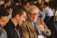 Carlo Rubbia, Premio Nobel de Física 1984, conversando con un joven investigador.