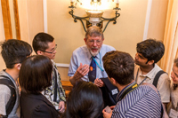 El ganador del Premio Nobel de Física en 1997, William Phillips, con un grupo de jóvenes investigadores durante la Sesión de Carteles de la 66ª Reunión Lindau de Premios Nobel.