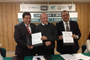 Gerardo Lara Orozco, Raymundo Cea y Rolando Durán Rocha, durante la firma del convenio.