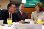 Los diputados del PRI Óscar Lara Salazar y Aarón Irízar López intercambian puntos de vista con la presidenta de la AMC, durante la reunión de trabajo realizada en el Palacio Legislativo de San Lázaro.