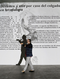 Rafael Lozano-Hemmer en la conferencia que ofreció en el MUAC para explicar la forma en que se puede interactuar con su obra y el tipo de tecnología que usó en la exhibición Pseudomatismos para lograr un juego de luz y sombras.