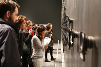 Durante el recorrido el público observó atento la obra interactiva del artista mexicano Rafael Lozano-Hemmer, que a partir del juego con el tacto, la vista, la respiración, el oído y el movimiento del público, la exposición busca activar relaciones entre máquina, entorno y percepción, para mostrar la forma en que la tecnología y el cuerpo son inseparables.