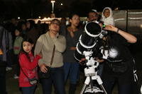 Este año el lema de la Noche de las Estrellas 2015 fue 'Préndete con la luz del Universo', con motivo del Año Internacional de la Luz, sobre este tema se ofrecieron diversas conferencias y actividades. Las familias en sus recorridos pudieron mirar a través de los telescopios instalados por grupos de sociedades astronómicas.