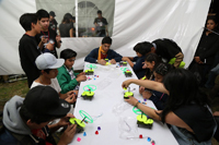 El programa de Computación para Niños y Jóvenes de la AMC llevó a CU el taller de Robótica móvil. Todos los participantes en la actividad recibieron el material para armar sus móviles los cuales activaron después con los tonos de un teléfono celular.