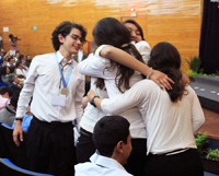 Los jóvenes integrantes del equipo de Nuevo León celebran su triunfo en el auditorio 'Gral. Emiliano Zapata Salazar' de la UAEM.