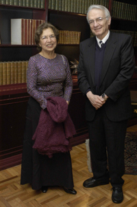 Los astrofísicos mexicanos doctores Silvia Torres Castilleja  y Manuel Peimbert Sierra, miembros de la Academia Mexicana de Ciencias.