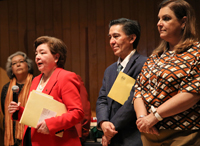 Doctor Jaime Urrutia Fucugauchi, presidente de la Academia Mexicana de Ciencias, durante la premiación del certamen?. A su derecha, la doctora Aurelia Vargas, presidenta de la Asociación Mexicana de Estudios Clásicos.