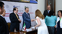 El titular de la Secretaría de Energía, Pedro Joaquín Coldwell, y el presidente de la Academia de Ingeniería de México, Jaime Parada, durante la entrega del Premio a la Innovación Científica y Tecnológica en Ingeniería en el Sector Energético. En Mujeres en la Ingeniería, una de las cuatro categorías reconocidas, el galardón lo recibieron Patricia Olguín Lora, Teresa Roldán Carrillo y Gladis Castorena Cortés.