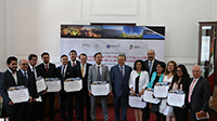 El titular de la Secretaría de Energía, Pedro Joaquín Coldwell, y el presidente de la Academia de Ingeniería de México, Jaime Parada, junto con  otros integrantes de esta organización, durante la entrega del Premio a la Innovación Científica y Tecnológica en Ingeniería en el Sector Energético. Los ganadores de las cuatro categorías muestran sus respectivos diplomas de reconocimiento.