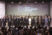 Aspecto de la inauguración de la 65ª Reunión Lindau de Premios Nobel con algunos de los laureados de la prestigiada distinción. Al centro, Bettina Bernadotte, presidenta del Consejo para los Encuentros de Premios Nobel de Lindau; a su derecha Joachim Gauck, presidente de la República Federal de Alemania.