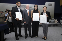 El vicepresidente del Asociación Mexicana de Amigos del Instituto Weizmann de Ciencias, Mauricio Gerson, con los ganadores del Premio Weizmann 2015: Pablo Cruz Morales, en área de ingeniería y tecnología; Carolina Bermúdez Salguero, en ciencias exactas; y Daniela Silva Ayala, en ciencias naturales.