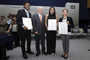 El vicepresidente del Asociación Mexicana de Amigos del Instituto Weizmann de Ciencias, Mauricio Gerson, con los ganadores del Premio Weizmann 2015: Pablo Cruz Morales, en área de ingeniería y tecnología; Carolina Bermúdez Salguero, en ciencias exactas; y Daniela Silva Ayala, en ciencias naturales.