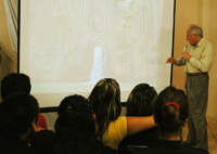 Dos programas de la Academia Mexicana de Ciencias llegan a los jóvenes en conflicto con la ley: La Ciencia en tu Escuela y Domingos en la Ciencia. En la imagen, el doctor Raymundo Cea, durante su charla sobre química.