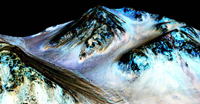 Imagen tomada por la sonda espacial Mars Reconnaissance Orbiter en la que se observan los surcos lineales en las laderas donde se detectaron firmas de minerales hidratados en el planeta rojo.