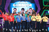 Al centro el equipo azul, ganador del primer concurso de matemáticas para niños denominado 