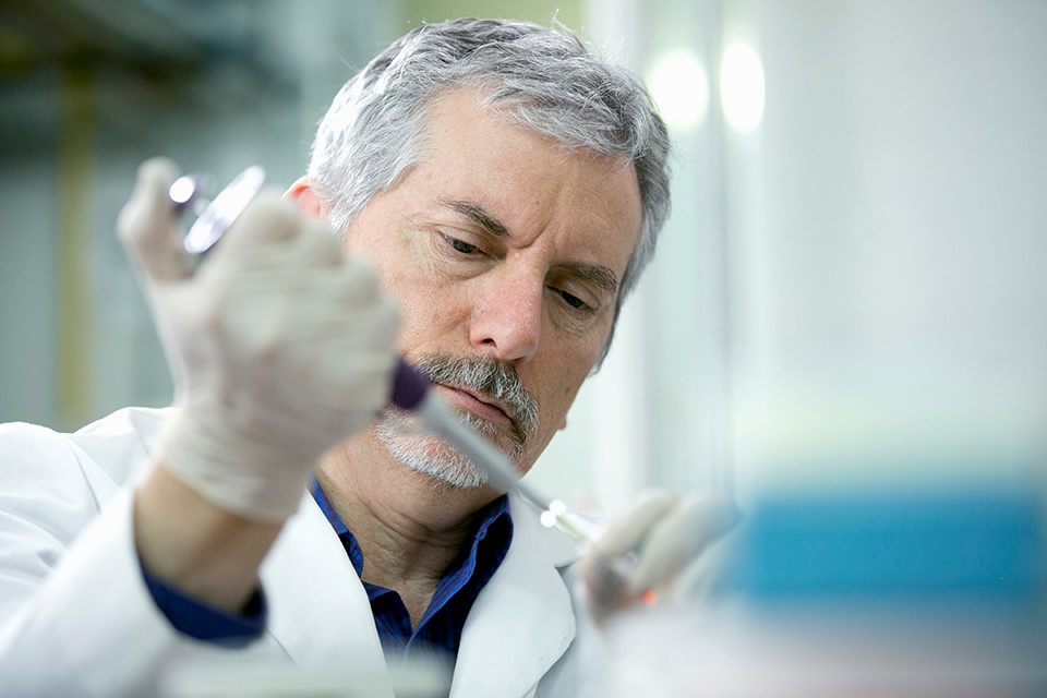 Hugo Alberto Barrera Saldaña, profesor e investigador del Centro de
Biotecnología Genómica (CBG) del Instituto Politécnico Nacional. ganador del Premio Heberto Castillo de la Ciudad de México 2019 Por una Ciudad ConCiencia, en el área de tecnología e innovación.