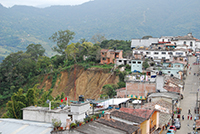 Un conjunto de casas habitación en los límites de una ladera en Pahuatlán, Puebla.