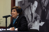 La doctora Mari Carmen Serra Puche, coordinadora de la Cátedra del Exilio Español de la UNAM e intregrante de la Academia Mexicana de Ciencias, durante su participación en el homenaje a Gilberto Bosques Saldívar.