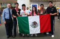 Un nuevo triunfo para México. En la imagen, el equipo nacional al arribar ayer a la ciudad de México. En el orden acostumbrado: Mauricio Castro, Julio Gaxiola, Francisco Blanco, Edith Leal, Andrés Espino y David Corona.