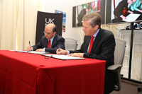 El doctor Sergio Alcocer y el embajador del Reino Unido en México, Duncan Taylor. firmaron un Memorándum de Entendimiento entre la Real Academia de Ingeniería del Reino Unido y la Academia de Ingeniería de México