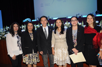 Jaime Urrutia, presidente de la AMC, acompañado de las cinco ganadoras de las Becas para las Mujeres en la Ciencia L´Oréal-Unesco-Conacyt-AMC 2015: María Antonieta Fernández, María del Rocío Vega, Marlen Hernández, Martha Escárcega y Sonia León