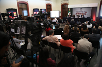 Asistentes al foro organizado por la AMC ¿Cómo se pueden reducir los riesgos en caso de sismos?en el patio central del Instituto Nacional de Estudios Históricos de las Revoluciones de México (INEHRM).