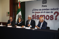 Mario Ordaz, del Instituto de Ingeniería, UNAM; Xyoli Pérez, jefa del Servicio Sismológico Nacional; José Luis Morán, presidente de la Academia Mexicana de Ciencias; y Shri Krishna Sing Sing, del Instituto de Geofísica, UNAM, participaron en el foro ¿Cómo se pueden reducir los riesgos en caso de sismos?, organizado por la AMC.