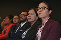 Jóvenes científicos beneficiarios del programa Cátedras Conacyt escuchan atentos las palabras de diversas autoridades del sistema de CTI del país, en el auditorio de la Academia Mexicana de Ciencias.