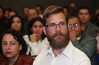 Jóvenes científicos beneficiarios del programa Cátedras Conacyt escuchan atentos las palabras de diversas autoridades del sistema de CTI del país, en el auditorio de la Academia Mexicana de Ciencias.