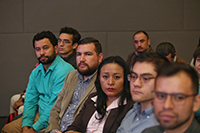 Jóvenes científicos beneficiarios del programa Cátedras Conacyt escuchan atentos las palabras de diversas autoridades del sistema de CTI del país, en el auditorio de la Academia Mexicana de Ciencias.